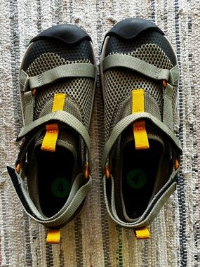NEW Teva Kids Sz 4 Outflow Universal closed-toe sandals olive green orange black